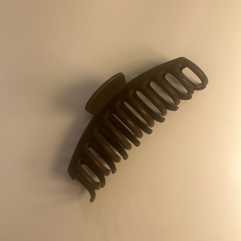 Brown claw clip